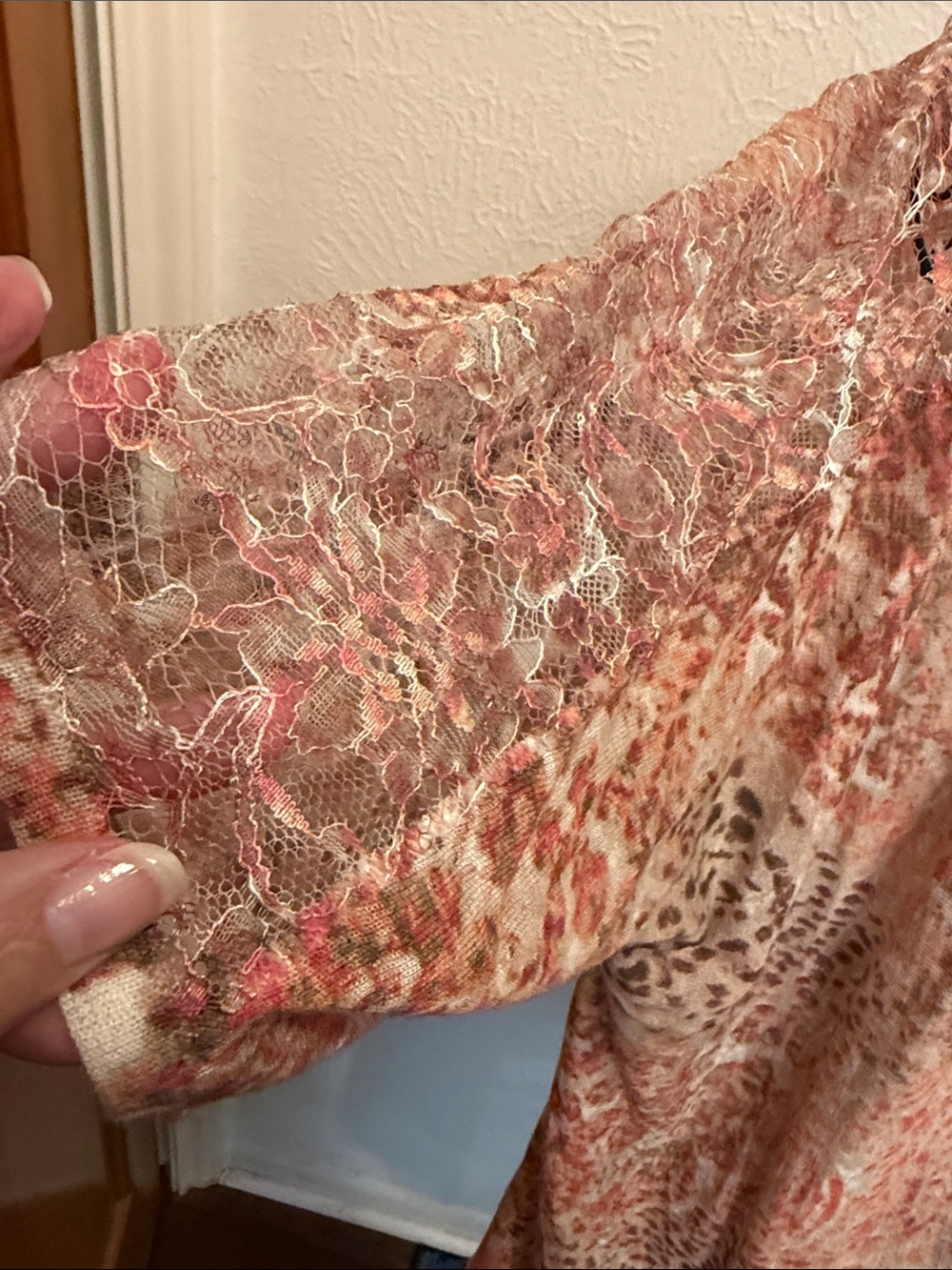 🤩🤩🤩BOGOHO🤩🤩🤩Chicos Lightweight Lace Kimono Cardigan in Peach and Cream-3 - Picture 2 of 10